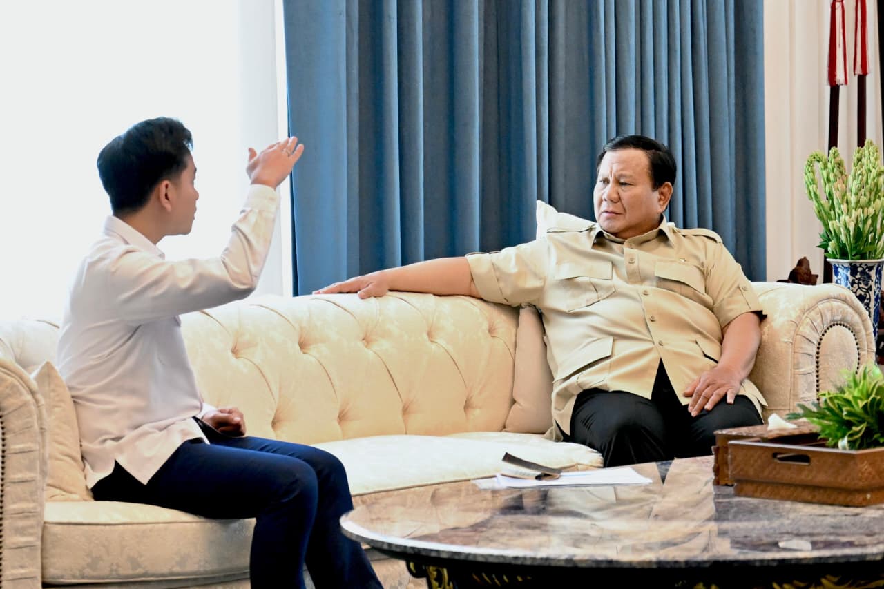Wapres Gibran Rakabuming Raka melaporkan hasil dalam KTT G20 kepada Presiden Prabowo Subianto di Istana Merdeka Jakarta. (BeritaNasional/setpres)