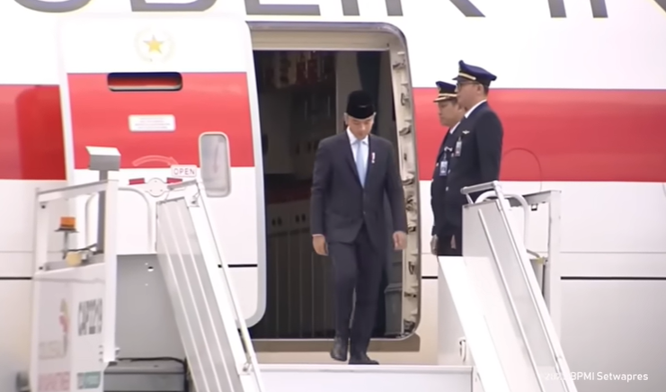 Gibran tiba di Tanah Air usai hadiri KTT G20 Afrika Selatan-Kedatangan Gibran di Afrika Selatan (21/11/2025). (Foto/YouTube Setwapres)