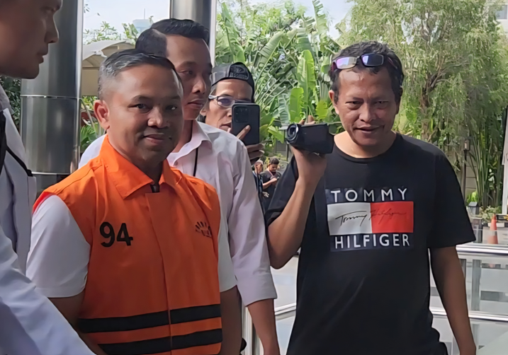 Gubernur Riau Abdul Wahid tersenyum kenakan rompi tahanan KPK. (BeritaNasional/Panji)