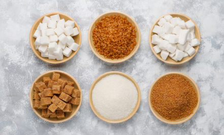 Ilustrasi gula putih dan brown sugar. (BeritaNasional/freepik)