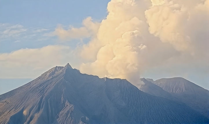 Gunung Sakurami Jepang meletus, lontarkan asap 4.400 meter. (Foto/Zaiho)