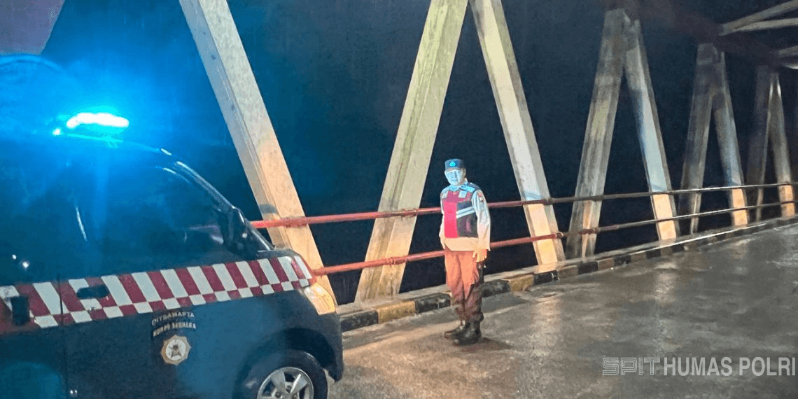 Polisi menutup akses lalu lintas jalur Ampelgading–Lumajang ditutup. (Foto/Humas Polri)