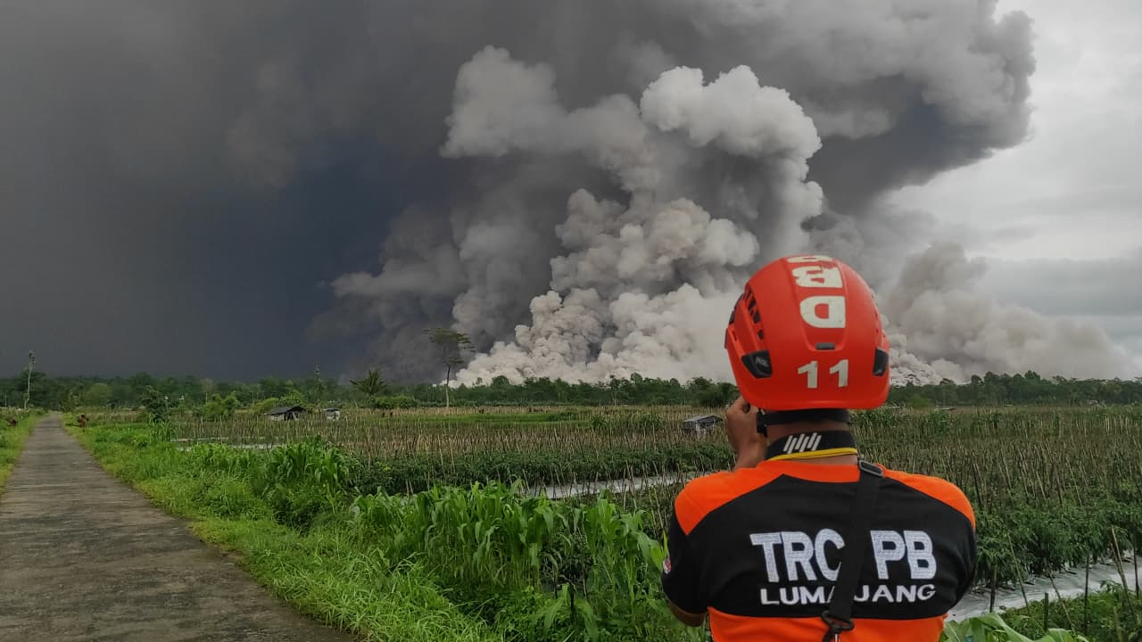 Tim sedang mengamati letusan gunung Semeru. (BeritaNasional/BNPB)
