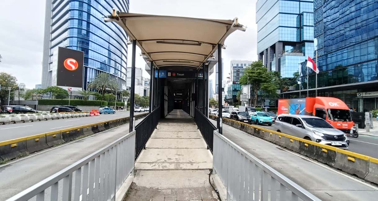 Kendaraan melintasi Halte Tosari lama di Jalan Jenderal Sudirman, Jakarta, Kamis (6/11/2025). (Beritanasional.com/Oke Atmaja)