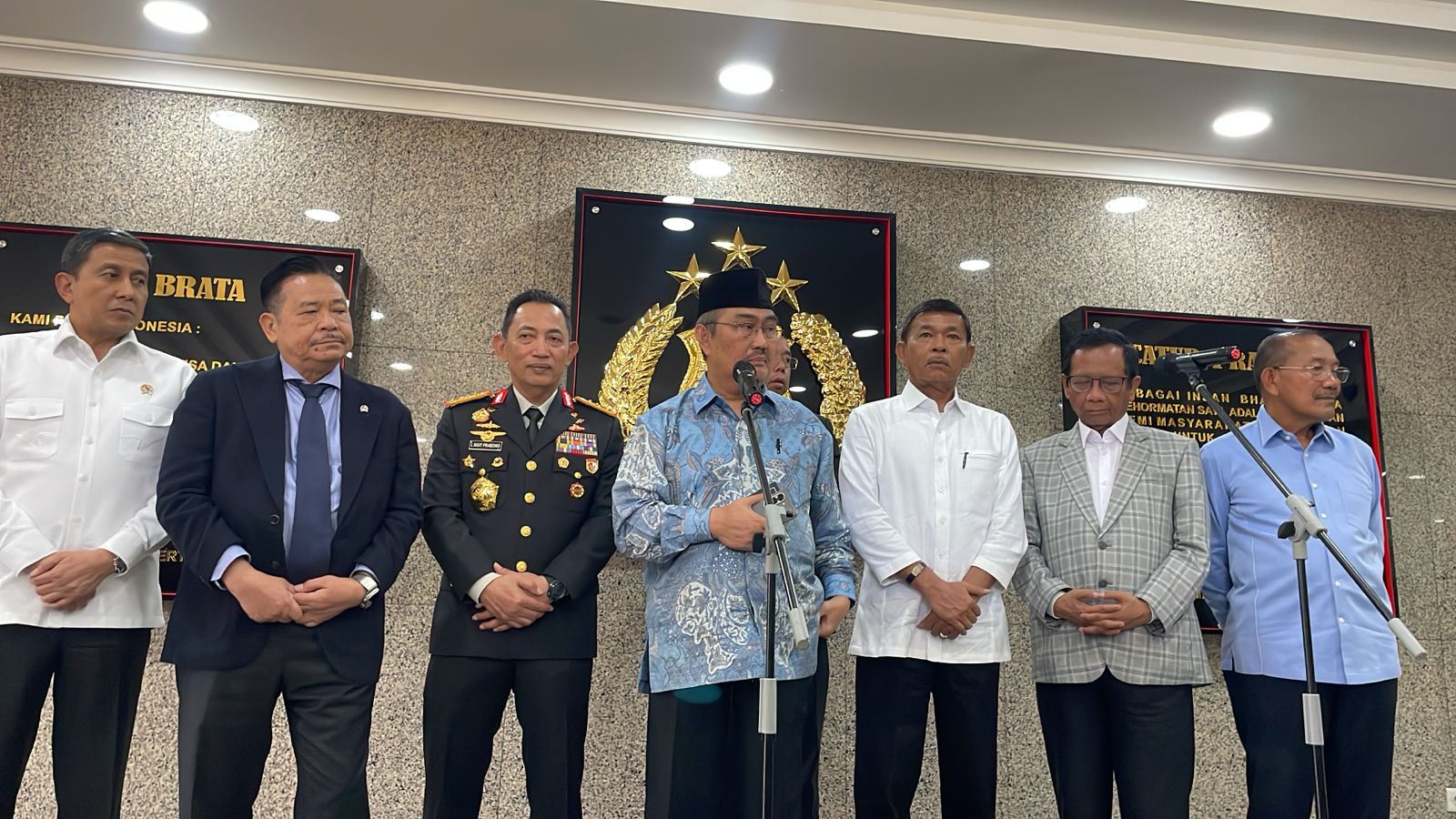 Ketua Komisi Reformasi Polri Jimly Asshiddiqie (tengah) saat memberikan keterangan pers. (BeritaNasional/Bachtiarudin Alam)