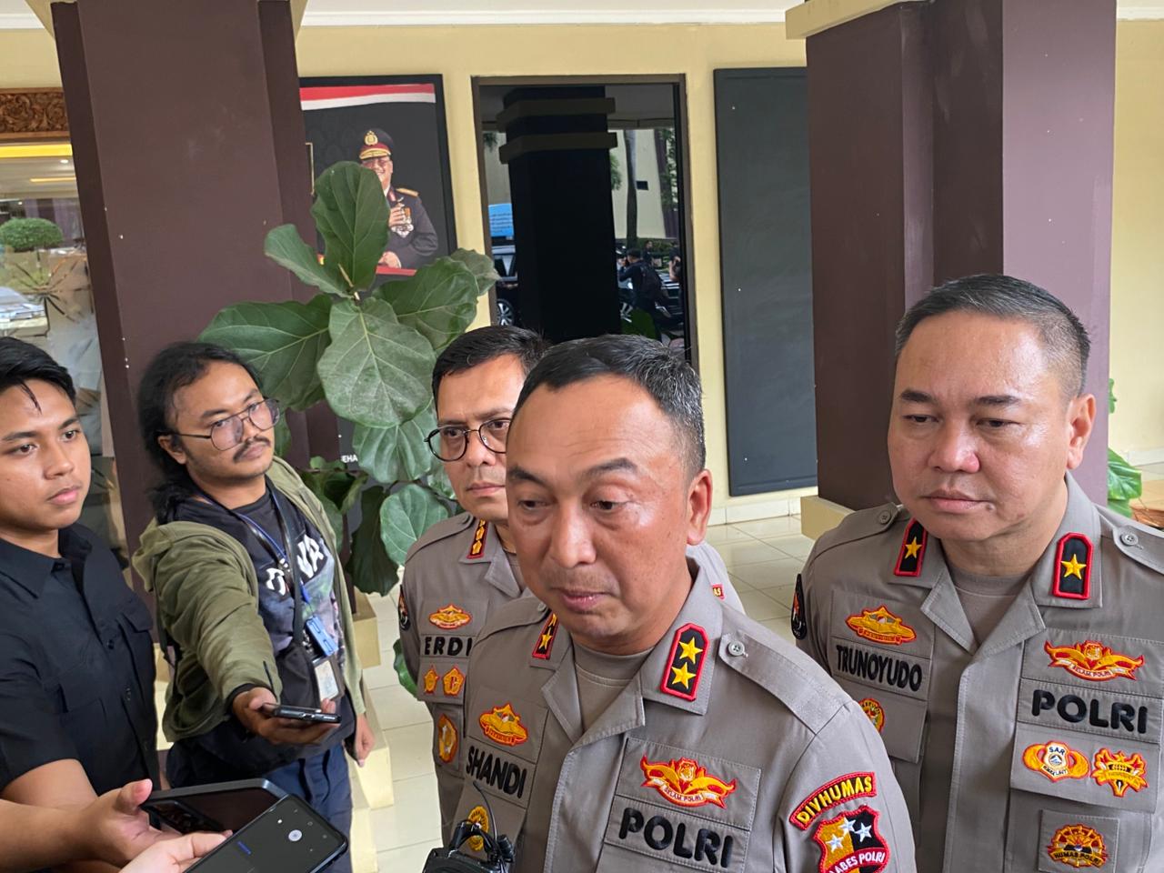 Kadiv Humas Polri Irjen Pol Sandi Nugroho saat diwawancarai. (BeritaNasional/Bachtiarudin Alam)