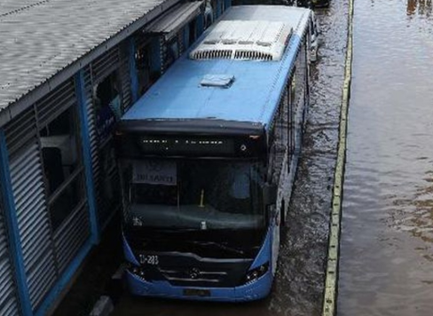 2 koridor dan 4 rute Transjakarta sempat alami gangguan imbas banjir. (BeritaNasional/tangkapan layar)