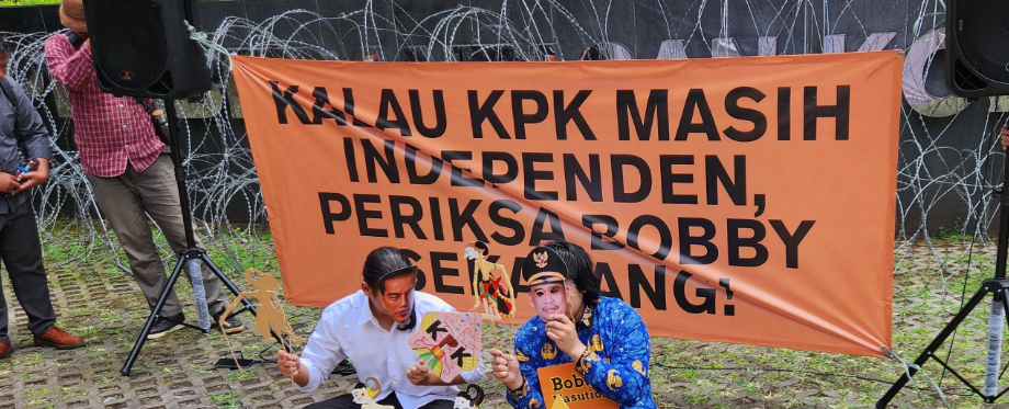 ICW aksi di depan gedung KPK Jakarta Selatan desak segera periksa Bobby Nasution. (BeritaNasional/Panji)