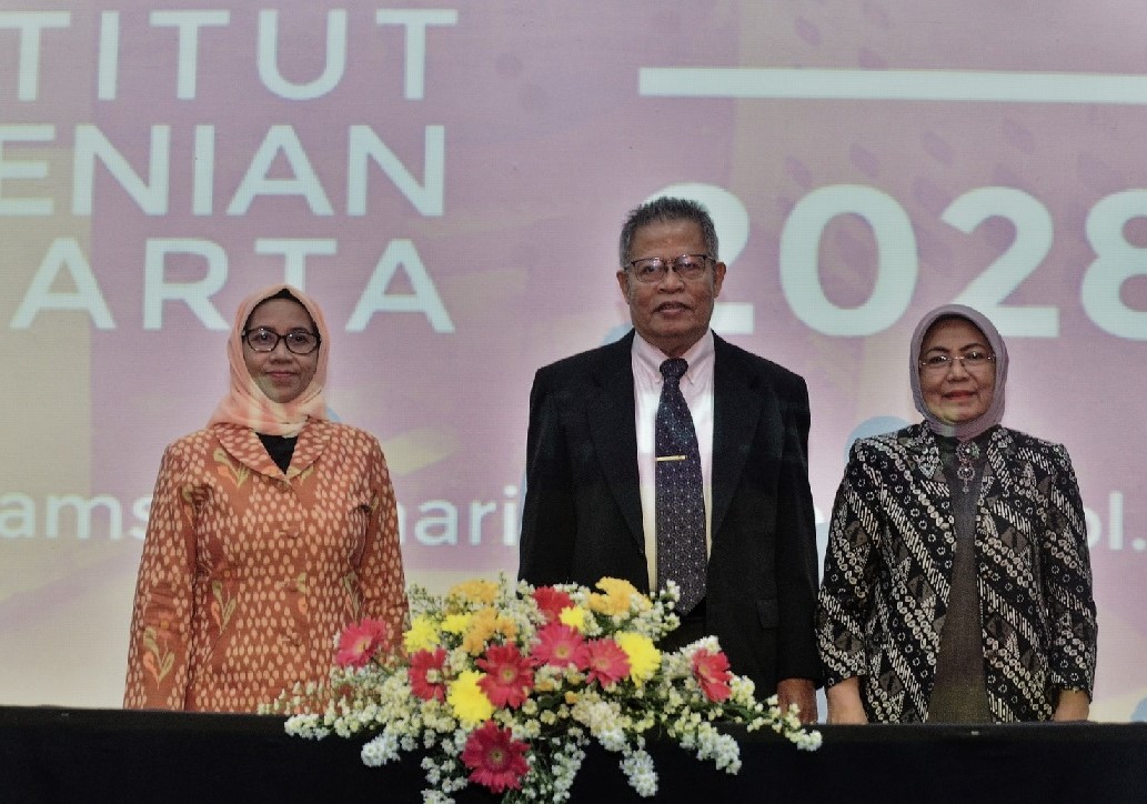 Rektor IKJ Syamsul Maarif (tengah) dalam sebuah kegiatan. (Foto/Dok IKJ)