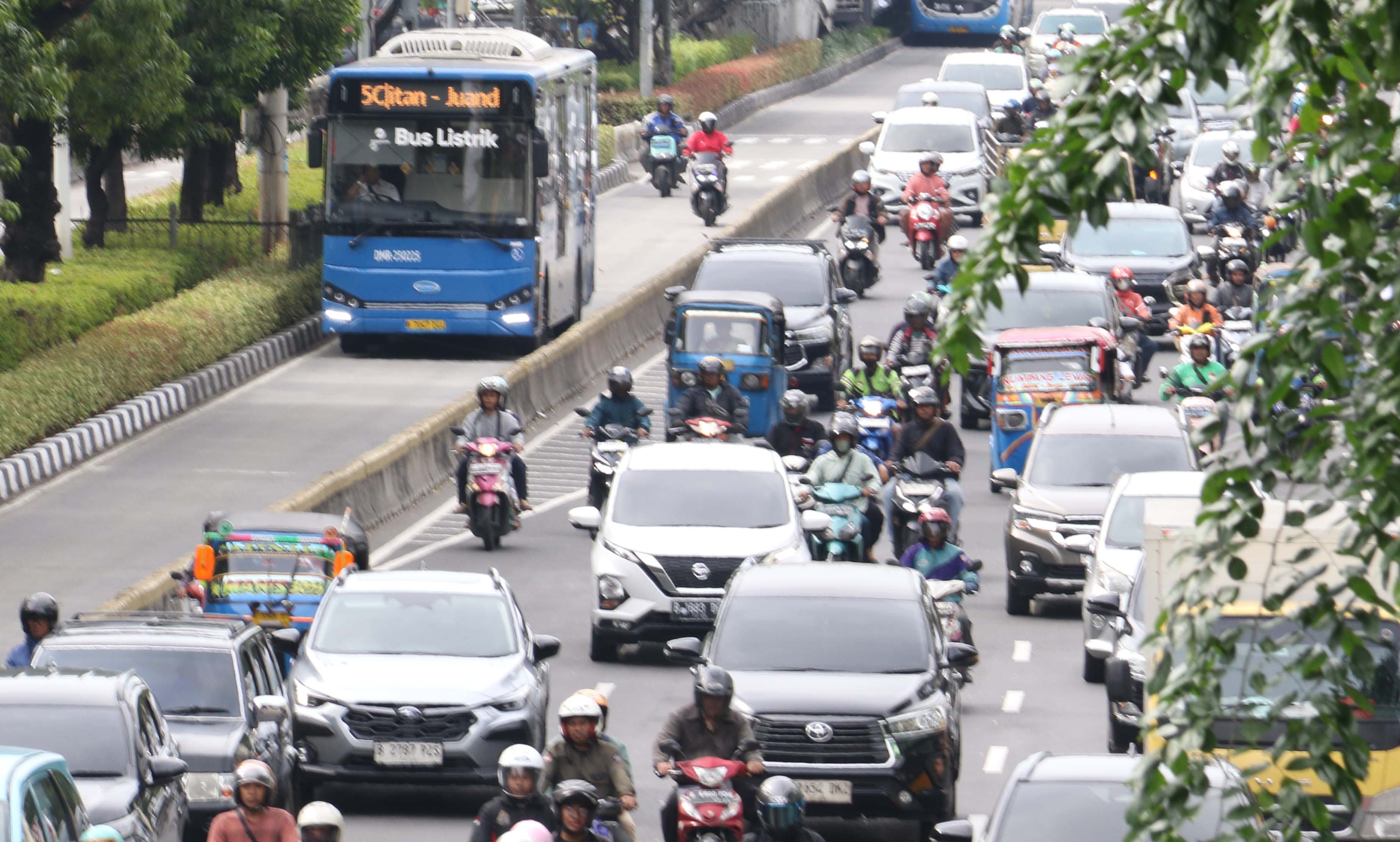 Suasana lalu lintas di kawasan Jalan Kramat Raya, Jakarta, Sabtu (1/1/ 2025). (Beritanasional/Oke Atmaja)