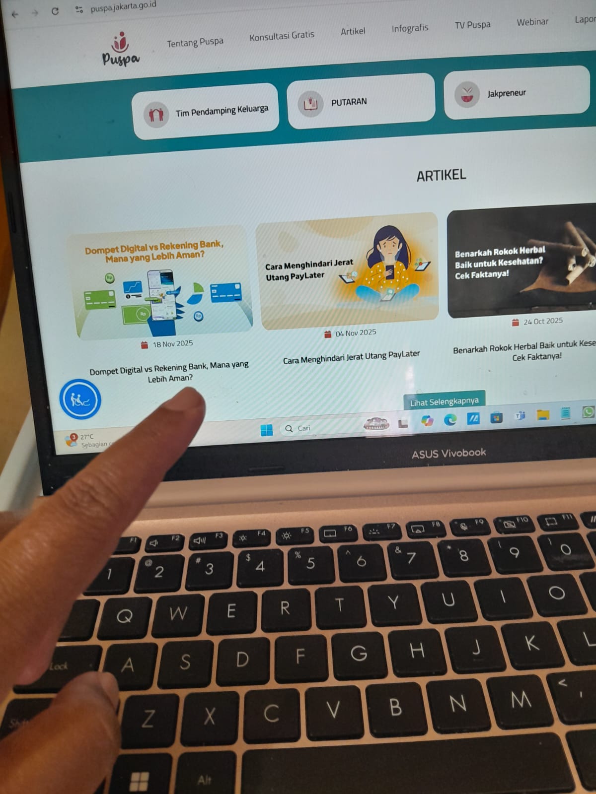 Warga membuka kanal pengaduan situs puspa.jakarta.go.id (BeritaNasional/istimewa)