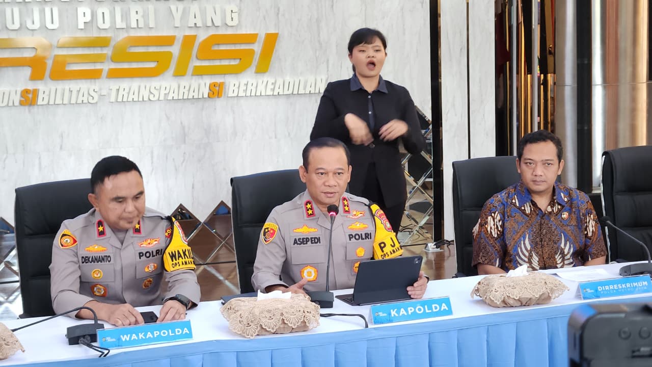 Kapolda Metro Jaya Irjen Asep Edi Suheri memberikan keterangan penetapan tersangka sengkarut ijazah palsu Jokowi. (BeritaNasional/Panji)