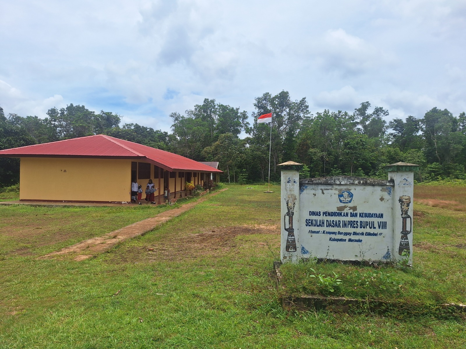 Kondisi SD Inpres Bupul VIII di Distrik Elikobel yang hanya memiliki tiga ruang kelas. (Foto/Dok Tim Ekspedisi Patriot UI)