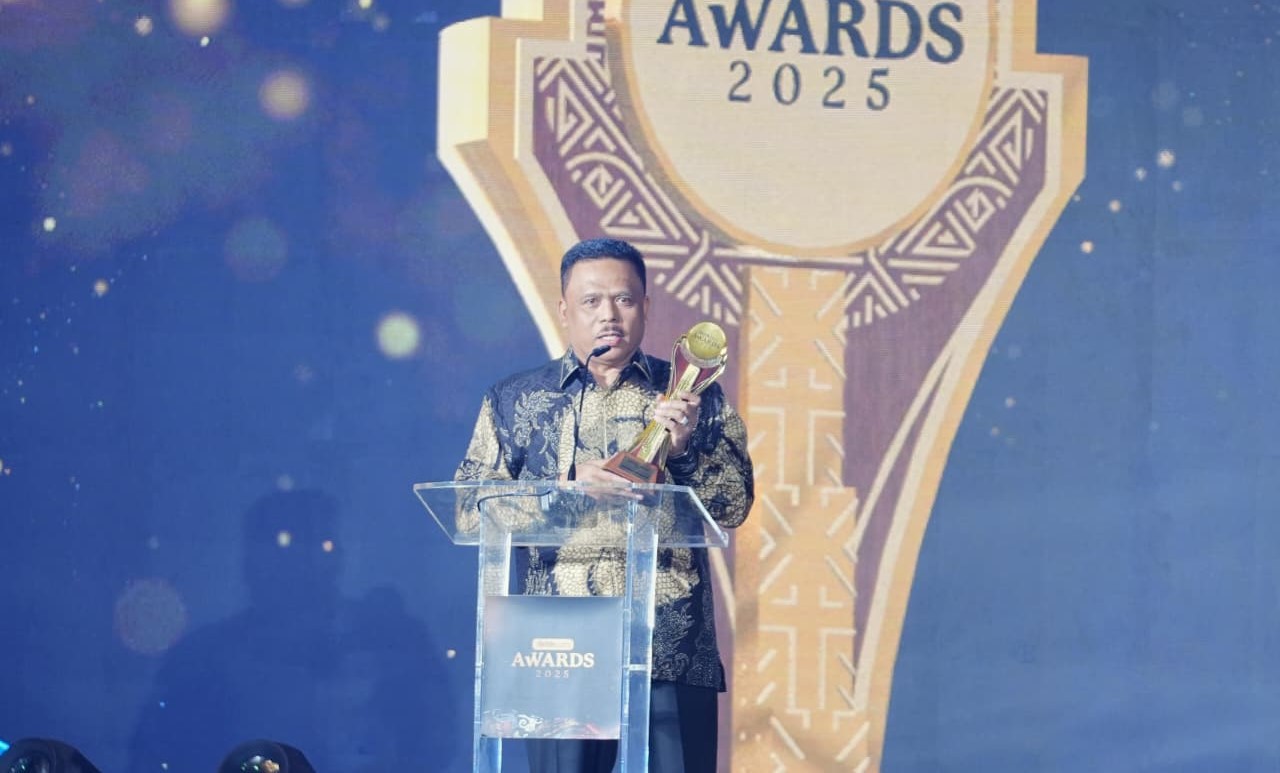 Kakorlantas Polri Irjen Pol Agus Suryonugroho saat menerima penghargaan. (Foto/Istimewa)