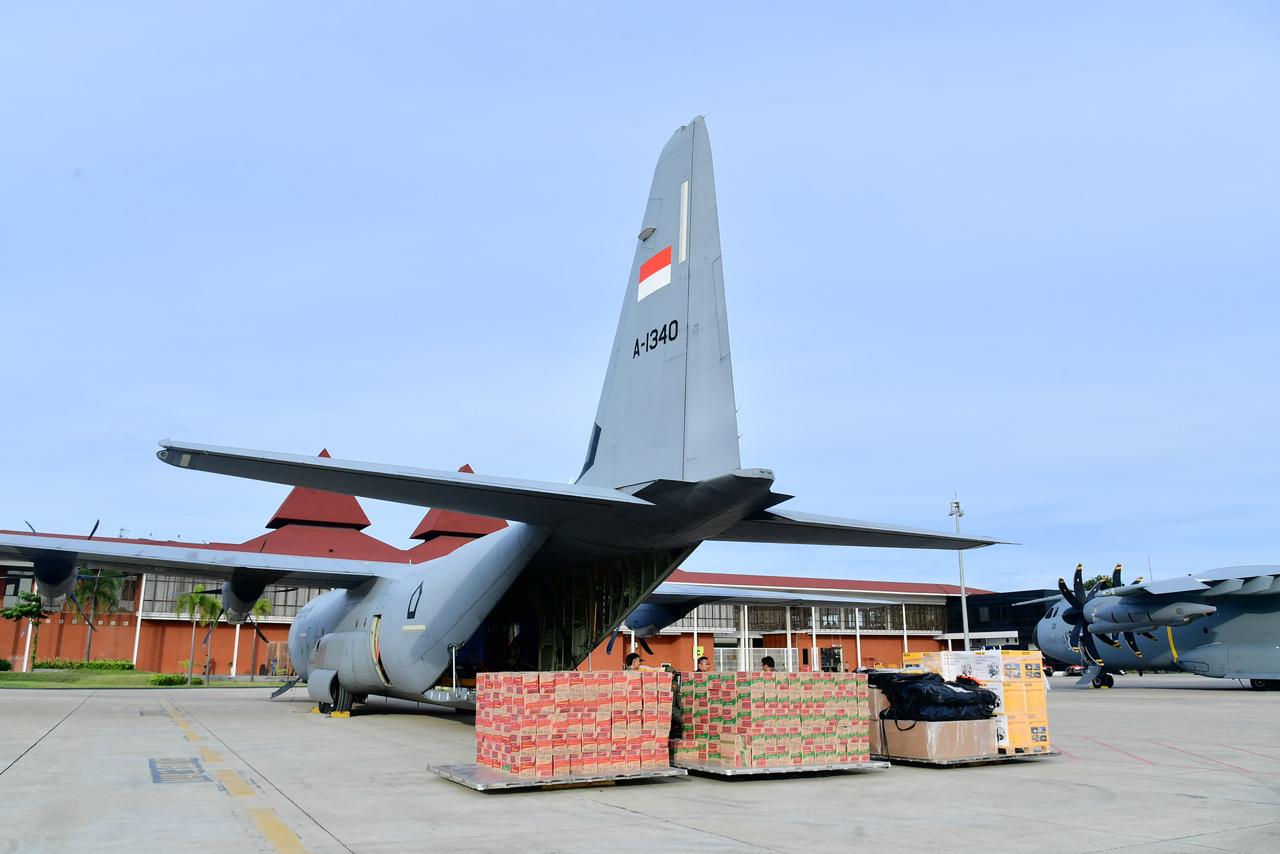 Bantuan bencana terus mengalir, Hercules dan A400 terbang ke Aceh, Sumut, dan Sumbar. (Foto/doc. Setkab)
