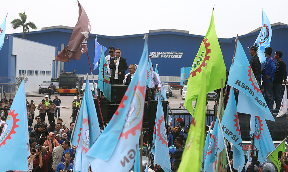 Pimpinan DPR RI Sufmi Dasco Ahmad bersama Saan Mustopa melakukan inspeksi mendadak ke pabrik ban Michelin, PT Multistrada Arah Sarana, di Cikarang, Jawa Barat. (BeritaNasional/Elvis Sendouw)