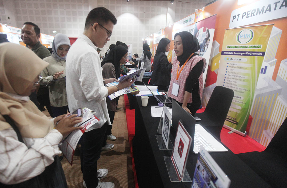Pencari kerja mencari informasi lowongan pekerjaan saat acara Jakarta Job Festival 2025 di Balai Kartini, Jakarta, Kamis (13/11/2025). (Beritanasional.com/Oke Atmaja)