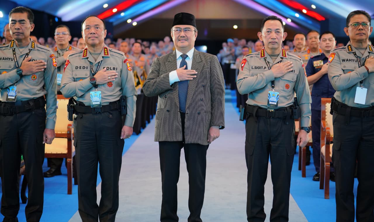 Ketua Komisi Percepatan Reformasi Polri Jimly Asshiddiqie (tengah) saat gelaran Apel Kasatwil Tahun 2025. (Foto/Humas Polri)