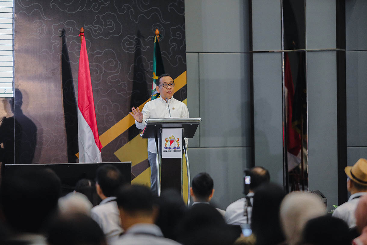 Menteri Koordinator Bidang Pembangunan Manusia dan Kebudayaan (Menko PMK) Pratikno memberikan sambutan dalam Rapat Koordinasi Nasional Bidang Pembangunan Manusia, Kebudayaan, dan Pembangunan Berkelanjutan KADIN Indonesia 2025 yang berlangsung di Plaza BPJAMSOSTEK, Jakarta, pada Kamis (13/11/2025). (Beritanasional.com/Oke Atmaja)