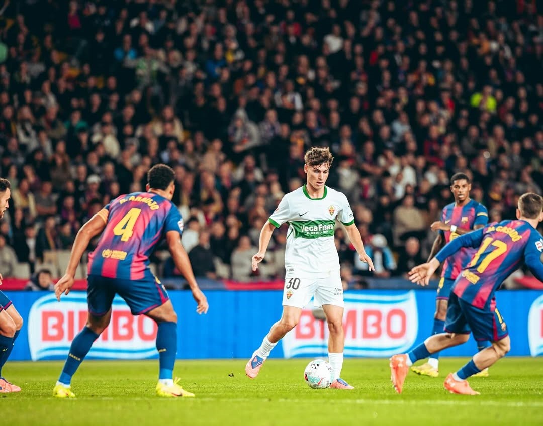 Rodrigo Mendoza (jersey putih-hijau) menggiring bola. (Foto/Instagram Rodrigo Mendoza)