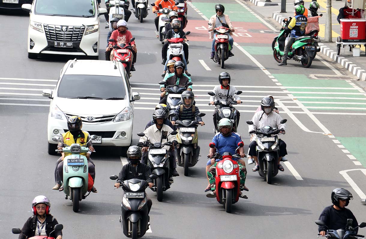 Kendaraan melintas di ruas jalan Jakarta. (BeritaNasional/Oke Atmaja)