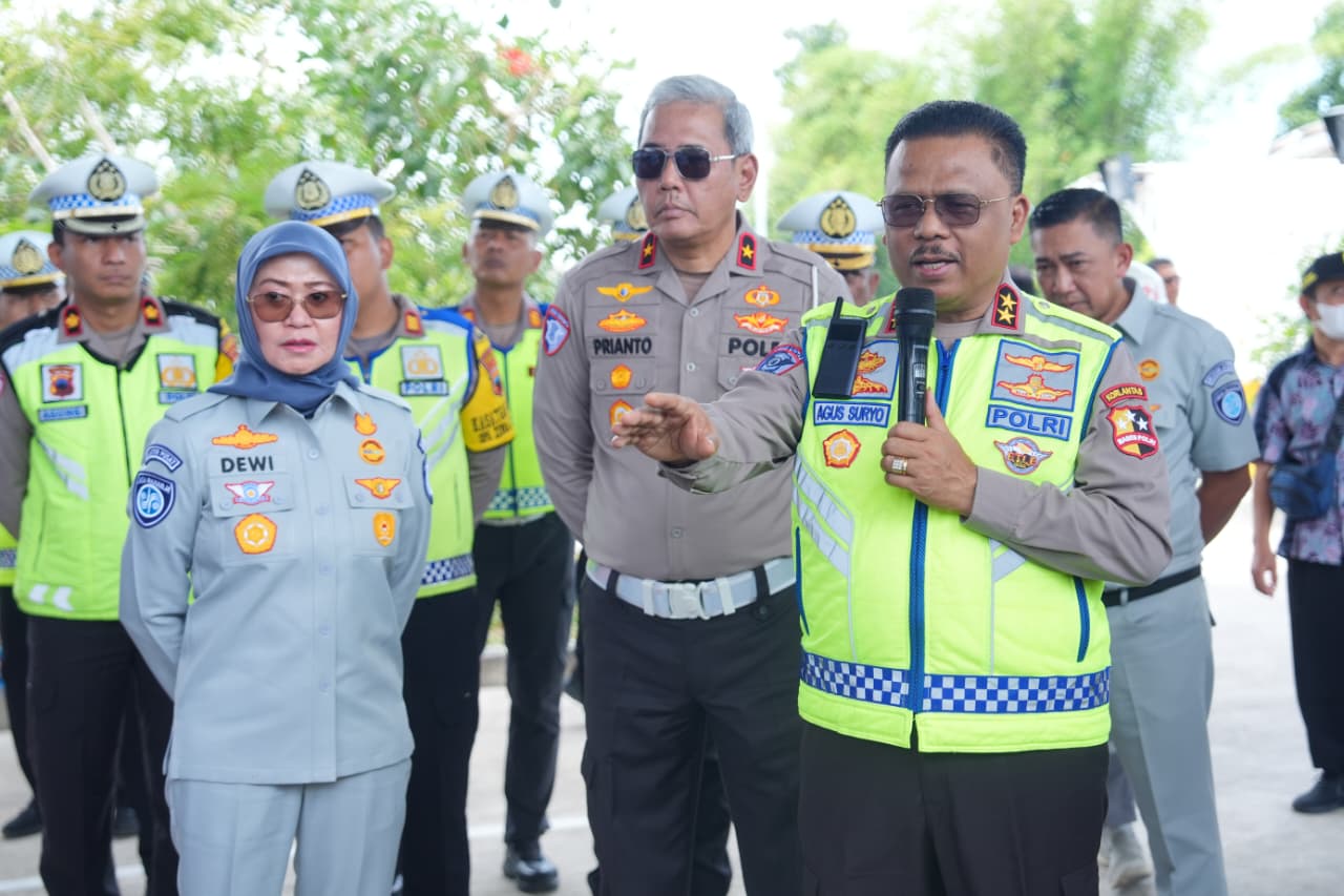 Kakorlantas Polri Irjen Pol Agus Suryonugroho (kanan, rompi hijau) saat mengecek exit tol Prambanan. (Foto/Dok Korlantas Polri)