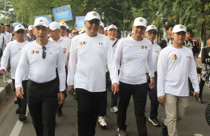 Kapolri (paling kanan) bersama Ketua PWI Pusat Ariawan (paling kiri) dalam Kick Off HPN 2026 di Alun-alun Kota Serang, Banten, Minggu (30/11/2025).  (Foto/Instagram Ariawan)