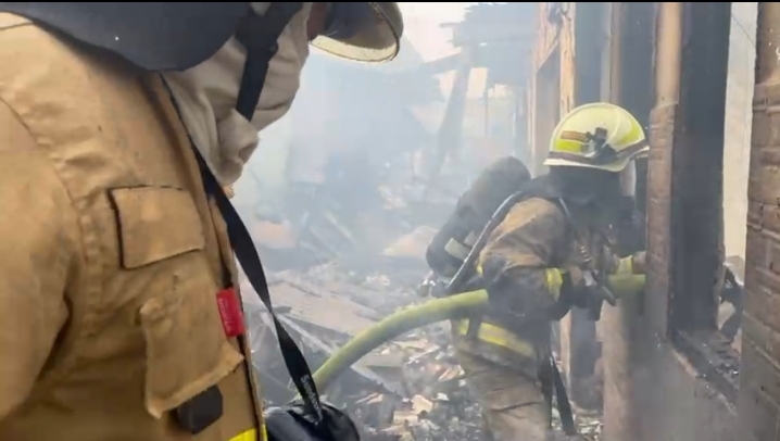 Petugas Pemadam kebakaran berjibaku memadamkan api di perumahan padat pendduduk Tambora, Jakut. (Foto/Istimewa)