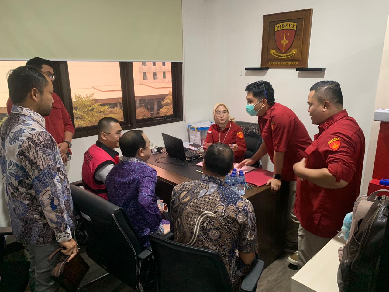 Kejagung Limpahkan 8 Tersangka Kasus BBM Minyak Pertamina. (Foto/Kejagung RI)