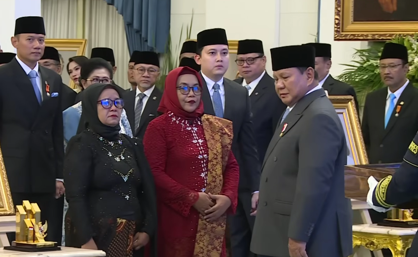 Keluarga Marsinah bersama Presiden Prabowo Subianto. (Foto/YouTube Setpres)