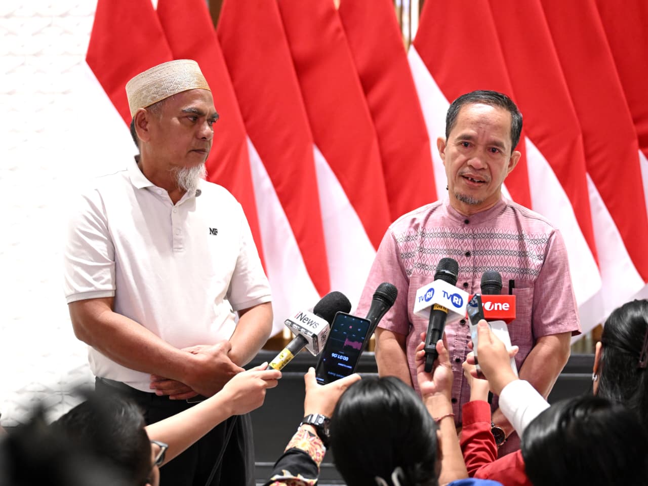 Guru di Luwu Utara Sulsel Abdul Muis dan Rasnal usai bertemu Presiden Prabowo Subianto di Jakarta. (BeritaNasional/Setpres)