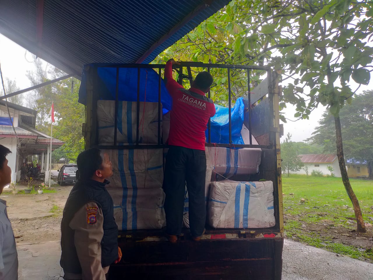 Penyaluran bantuan logistik ke wilayah bencana di Aceh, Sumut, dan Sumbar. (Foto/Dok Kemensos)