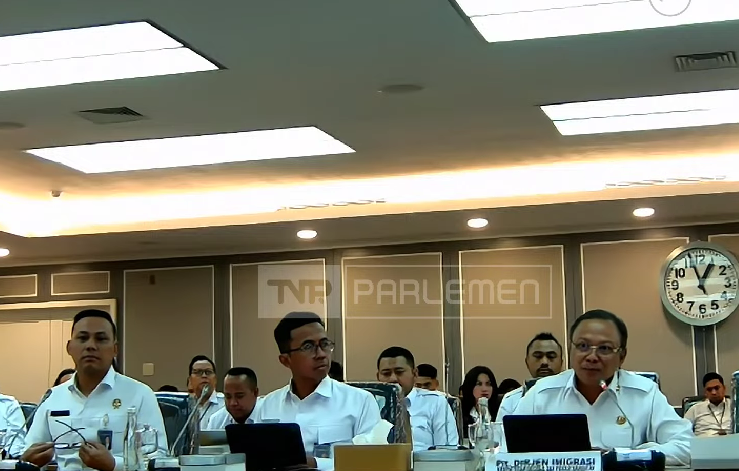 Plt Direktur Jenderal Imigrasi Kementerian Imigrasi dan Pemasyarakatan (Imipas) Yuldi Yusman (kanan) saat RDPU bersama Komisi XIII DPR RI di Kompleks Parlemen, (Foto/YouTube TV Parlemen)