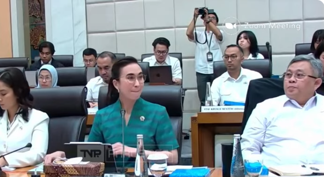 Kementerian Pariwisata ungkap rumitnya perizinan syuting film di Tanah Air. Menteri Pariwisata (kanan) Widiyanti Wardhana dan Sekretaris Kemenpar (kiri) Bayu Aji. (Foto/YouTube Komisi VII DPR)