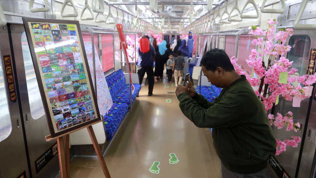 Pengunjung mengamati miniatur kereta yang dipajang di Mini Museum Stasiun Jakarta Kota, Rabu (12/11/2025). (Berita nasional.com/Oke Atmaja)