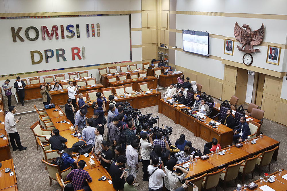 Ketua Komisi III DPR Habiburokhman didampingi wakil pimpinan dan anggota komisi III memberikan keterangan pers terkait RUU Penyesuaian Pidana. (BeritaNasional/Elvis Sendouw)