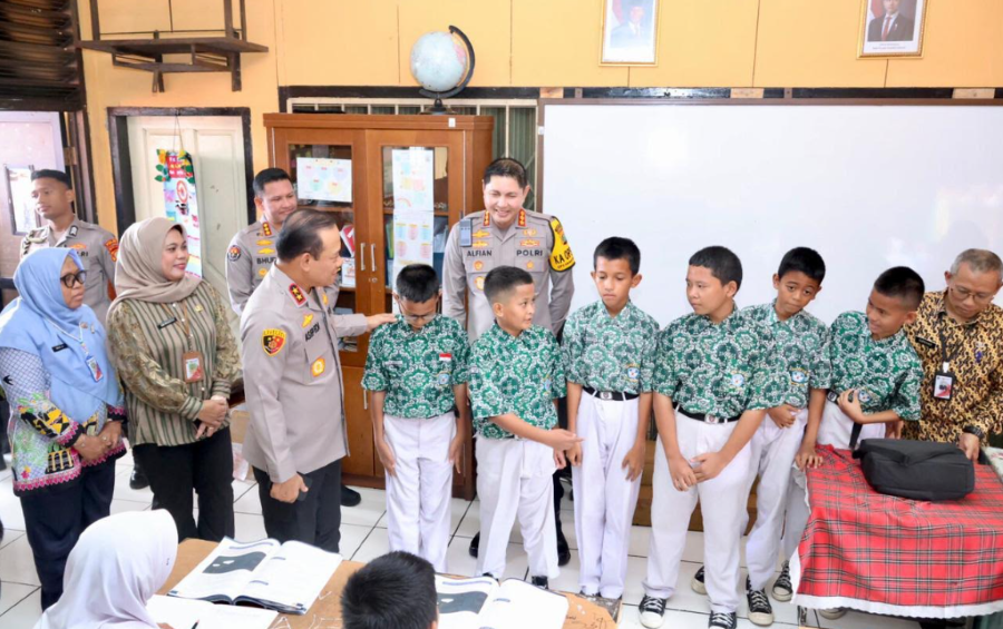 6 Siswa SD di Cipayung dapat pin penjaga Jakarta dari Kapolda Metro. (Foto/Doc. Humas Polri)