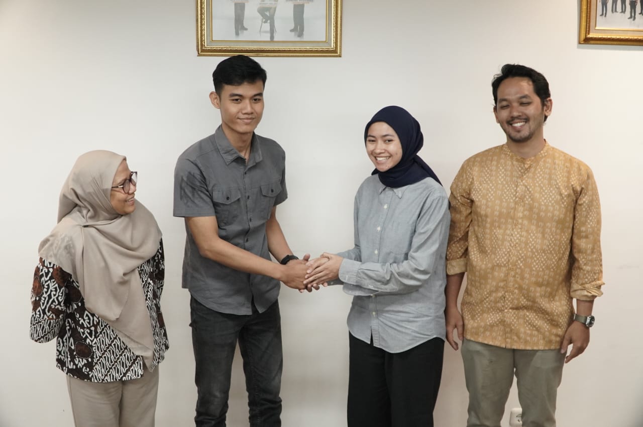 Petugas Passenger Service Stasiun Rangkasbitung Argi bersalaman dengan Anita dan Alvin usai mediasi. (BeritaNasional/Bachtiarudin)