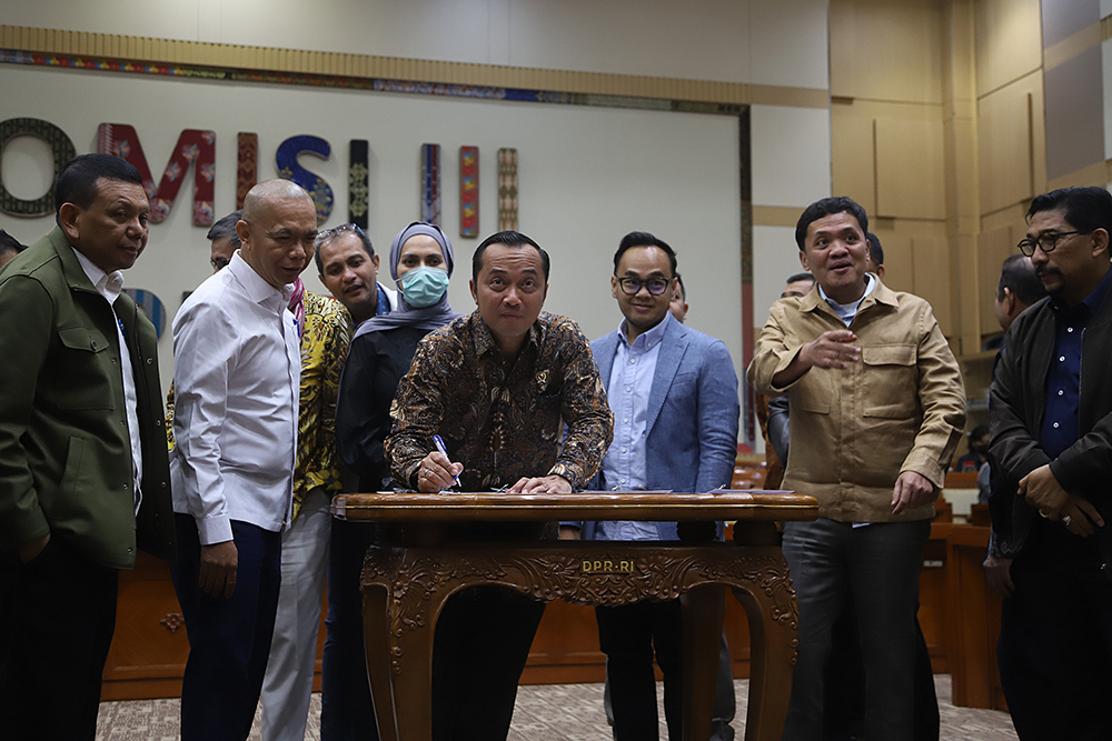 Komisi III DPR menandatangani berita acara persetujuan tingkat I terhadap revisi Undang-Undang (RUU) tentang Perubahan atas Nomor 8 Tahun 1981 tentang Kitab Undang-Undang Hukum Acara Pidana (KUHAP). (BeritaNasional/Elvis Sendouw)