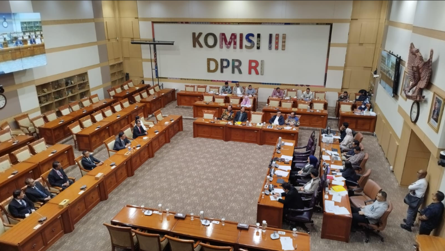 Rapat pleno persetujuan anggota KY, delapan fraksi menyetujui daftar calon anggota KY 2025–2030. (BeritaNasional/Ahda)