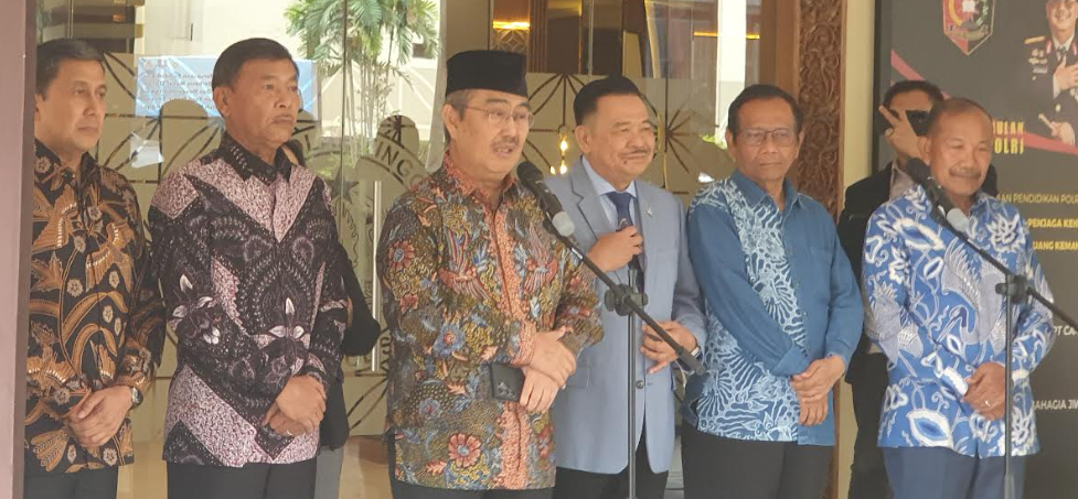 Ketua Komisi Percepatan Reformasi Polri Jimly Asshiddiqie memberikan keterangan kepada wartawan. (BeritaNasional/Bachtiarudin)