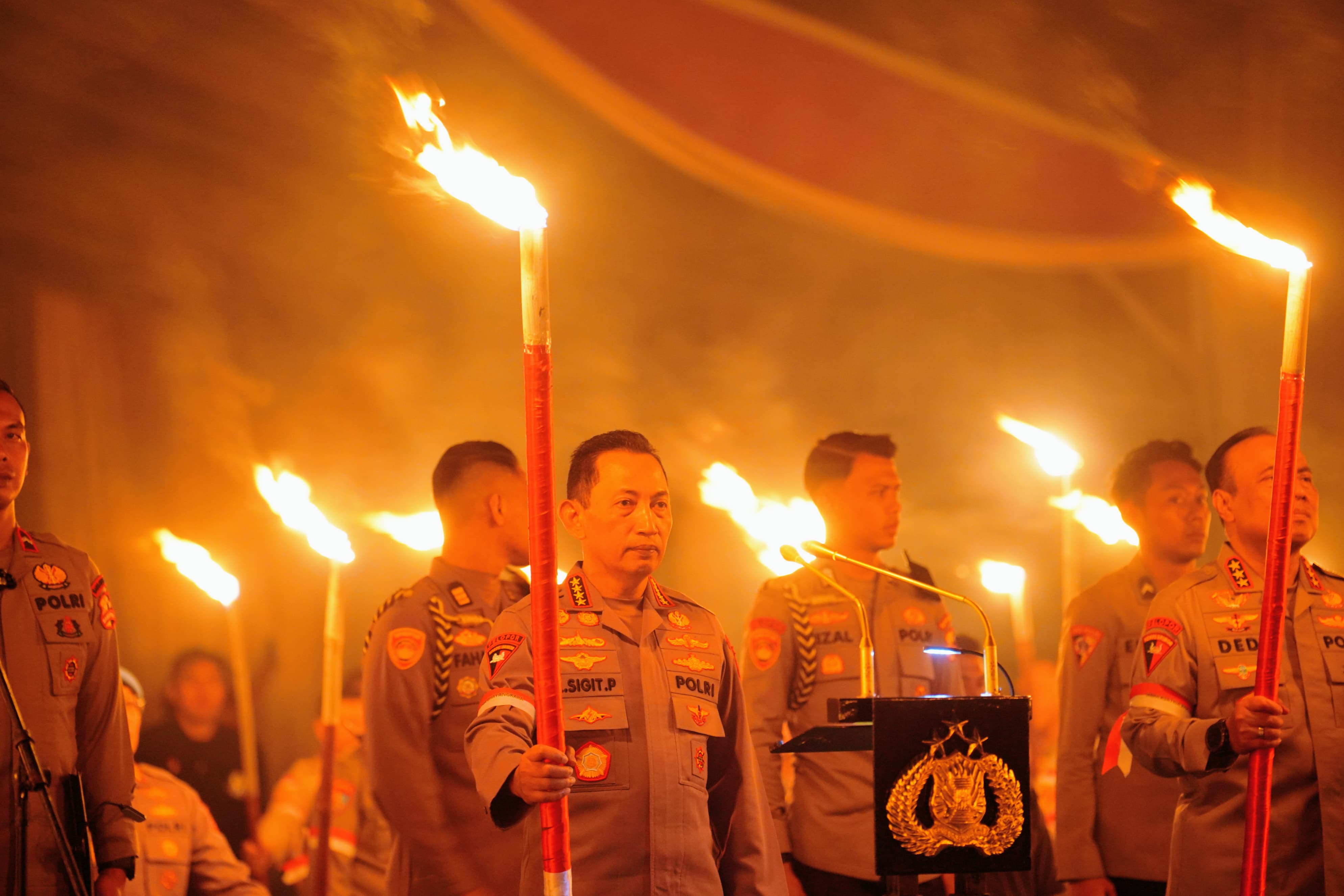 Komitmen transformasi Polri dalam temaram obor Renungan Nilai-nilai Ksatria Bhayangkara. (Foto/Humas Polri)