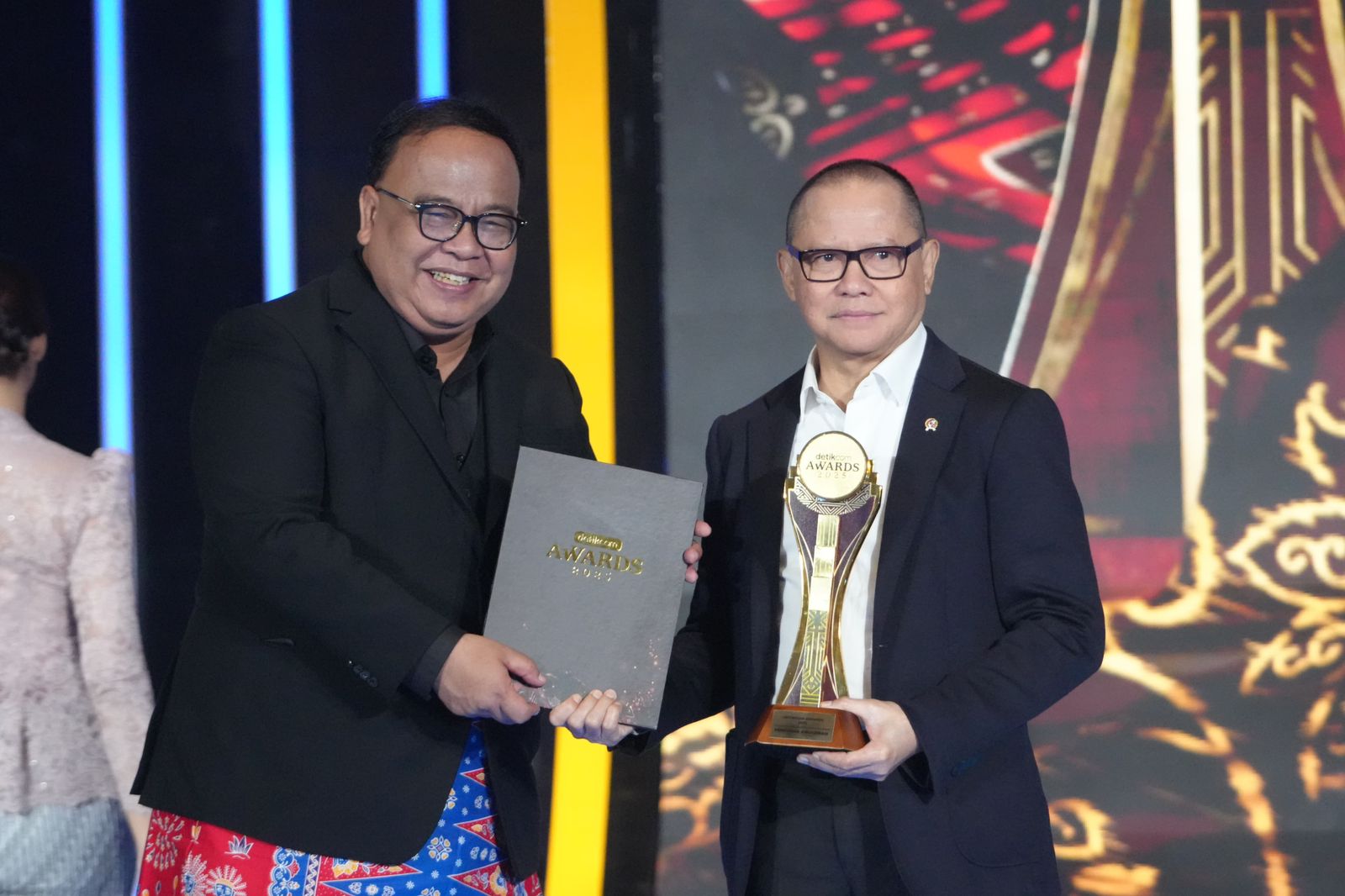 Menteri Pelindungan Pekerja Migran Indonesia (P2MI) Mukhtarudin menerima penghargaan yang diberikan oleh langsung oleh Chief Content Officer detikcom, Latif Harnoko dalam anugerah detikcom Awards 2025. (BeritaNasional/Elvis/KP2MI)