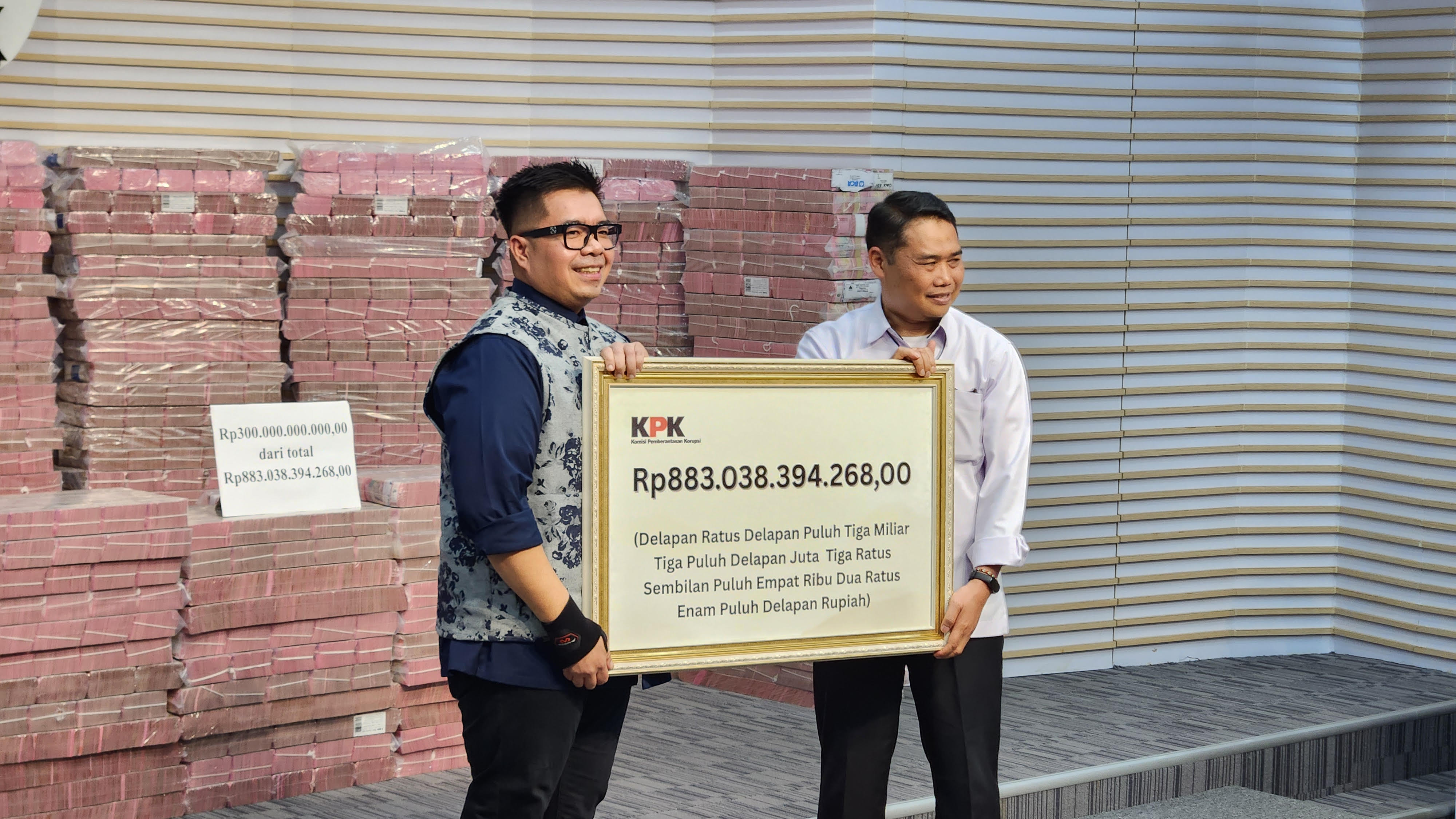 Plt Deputi Penindakan dan Eksekusi KPK Asep Guntur Rahayu menyerahkan aset sitaan kepada PT Taspen. (BeritaNasional/Panji)
