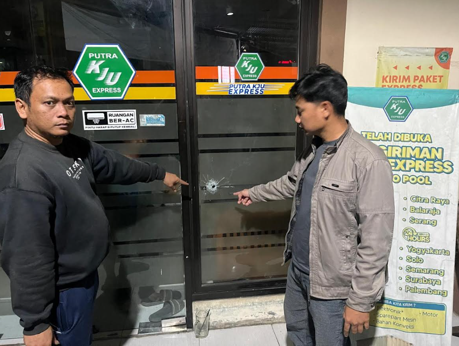 Aksi penembakan di kantor perusahaan transportasi di kawasan Citra Raya, Kecamatan Panongan, Kabupaten Tangerang, Minggu (2/11/2025). (Foto/Humas Polri)