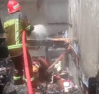 Pemadam padamkan api di rumah hakim yang terbakar di Medan Sumatera Utara. (BeritaNasional/tangkapan layar)