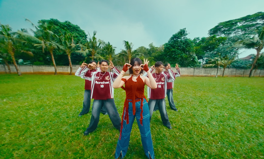 Klip video lagu Adu Bola Mata oleh Tiara Andini. (Foto/YouTube Tiara Andini)