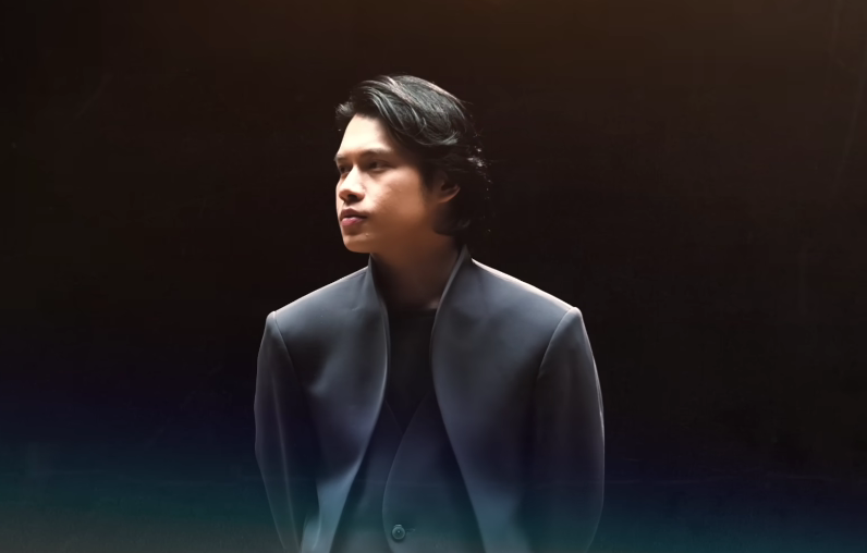 Tangkapan layar klip video lagu Salahi Aku (Ku Jatuh Cinta Lagi) oleh Rony Parulian, Yovie Widianto, Andi Rianto. (Foto/YouTube Yovie Widianto)