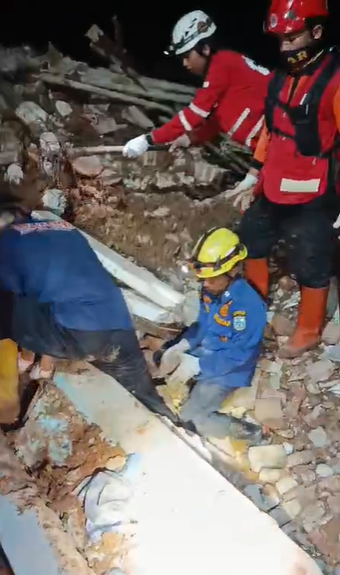 Tim penyelamat masih mencari korban hilang akibat tanah longsor di Cilacap Jawa Tengah. (BeritaNasional/BNPB)