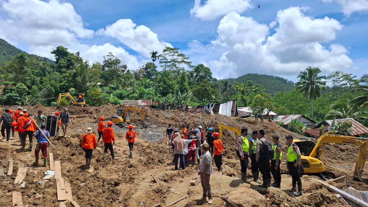 Tim SAR gabungan terus mencari korban tanah longsor yang tertimbun. (BeritaNasional/BNPB)